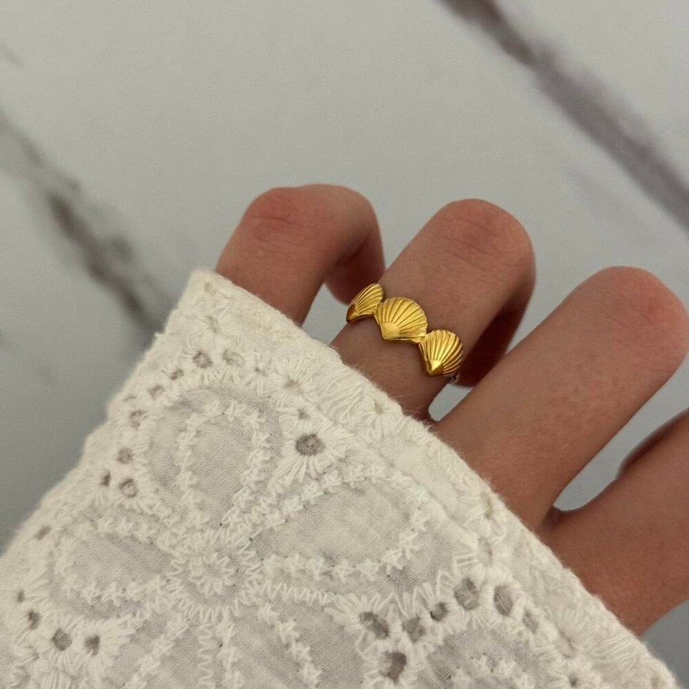 SKU:0052‎ gold ring With shells made of high-quality materials stainless steel